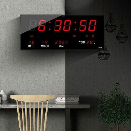 Cette horloge murale numérique à LED est un accessoire moderne qui affiche non seulement l'heure précise, mais aussi la