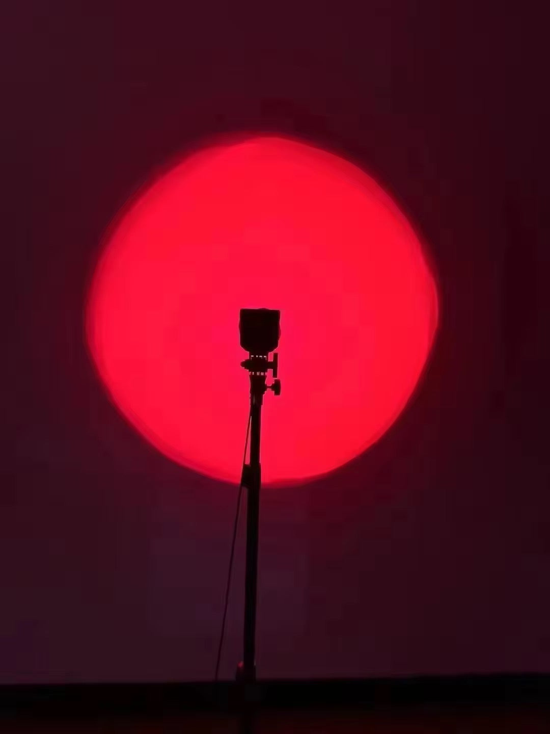 Il semble que vous souhaitiez une présentation de ce produit, le FSD-168 RGB-Spotlight 💡. C'est un équipement d'éclpolyvalent, souvent