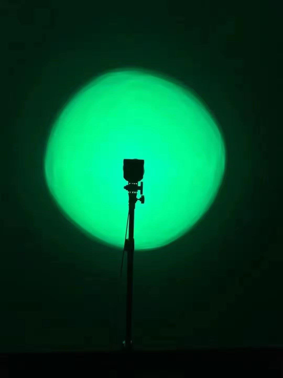 Il semble que vous souhaitiez une présentation de ce produit, le FSD-168 RGB-Spotlight 💡. C'est un équipement d'éclpolyvalent, souvent
