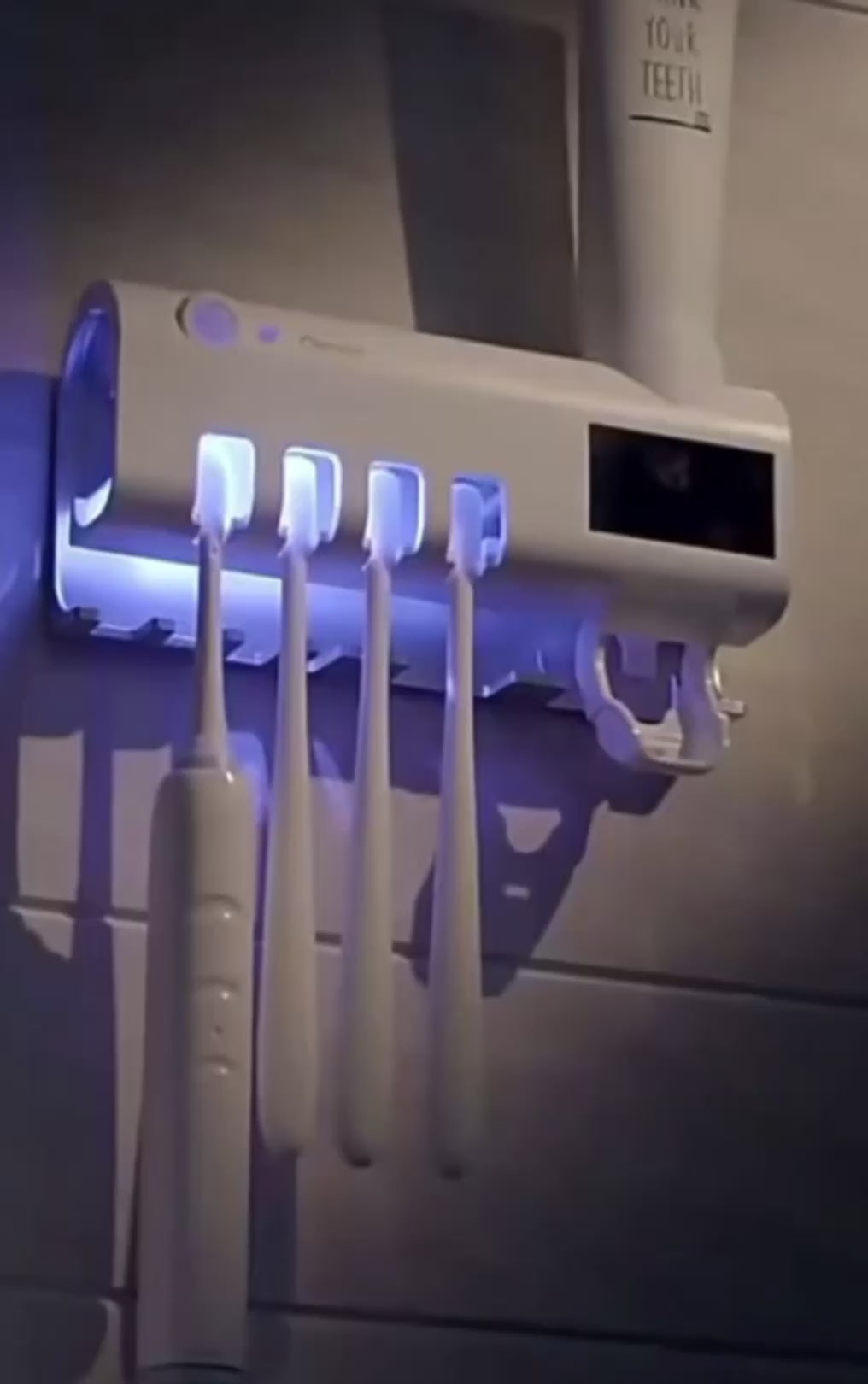Cette image montre un gadget moderne pour la salle de bain 🛁 qui combine plusieurs fonctions pour l'hygiène bucco-dentaire. On peut voir qu'il